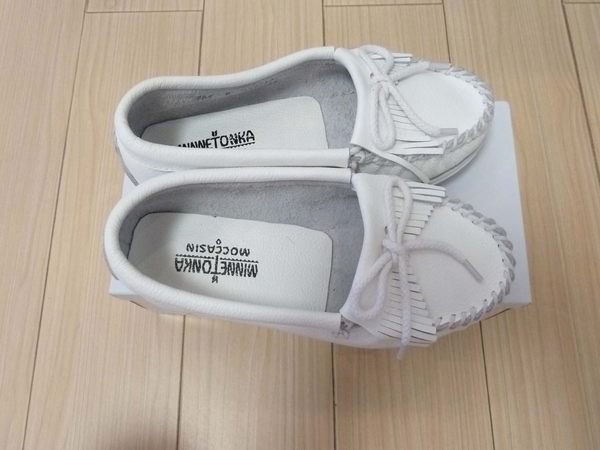 【全新正貨私家珍藏】美國 正品 MINNETONKA 小白鞋流蘇牛皮舒適豆豆鞋((夏季特價鞋))