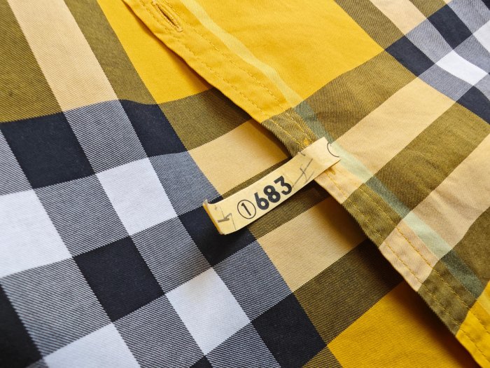 BURBERRY 9成新真品黃色經典格紋男童裝短袖襯衫(10Y/140公分)---3折出清(不議價商品)