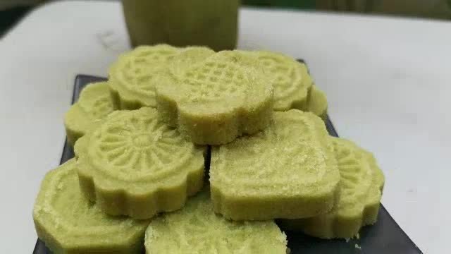 【佳瑞發‧ 益美薄片綠豆糕】全素新北伴手禮，採用天然綠豆原料，以傳統手工精心製作，綿綿細緻的口感香濃的綠豆香氣，口口香醇