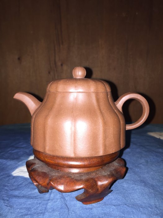 紫砂壺: 泥料:紅紫泥，早期宜興一廠作品，空壺約220CC，特價優惠，免運。