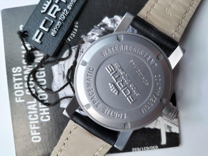 瑞士製造FORTIS手錶，兩地時間GMT自動機械錶，搭載高階eta 2893雙時區機芯，不鏽鋼噴砂材質，錶徑40 mm，藍寶石水晶玻璃，鎖牙式龍頭防水100米
