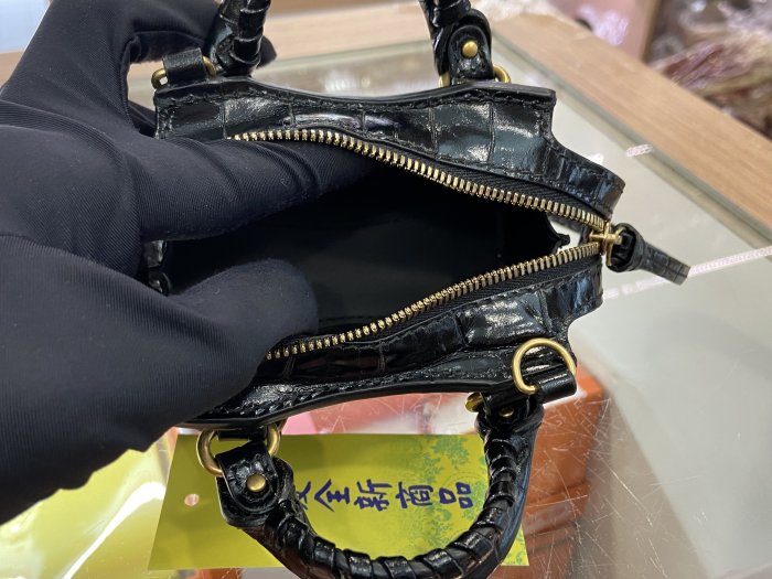 ☆最愛二手精品☆ BALENCIAGA Mini Neo Classic 全新巴黎世家迷你黑色鱷魚壓紋梯形小金釦斜背包卡片零錢小廢包 669537 XG3287