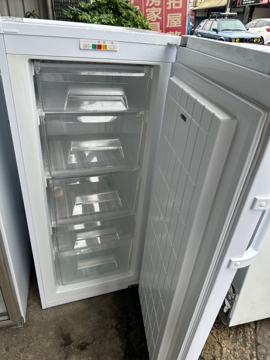 毅昌二手家具~很新的Varrior樺利直立式冷凍櫃134L~中古家電 回收家電
