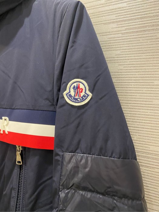 【EZ兔購】~正品 法國頂級 moncler 防風 防水 風衣 內 羽絨 連帽 外套 現貨 青年款 = 男 成人 S M