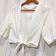 @_薩谷娜: 展示品近全新_米白色花型刺繡燒花棉紗燈籠袖短版綁帶小外套