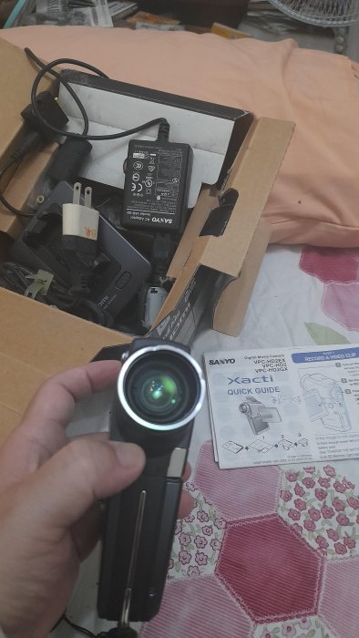 朋友託售nikon d5000單眼相機  充電器不知道放哪裡沒別的配備+三洋攝影機+Panasonic/DMC-GF2照相機沒電池9000元出售永和面交