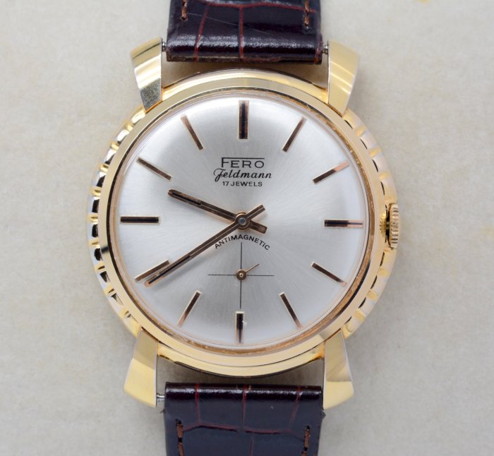 《寶萊精品》FERO 金乳白雕花圓型手動男子錶