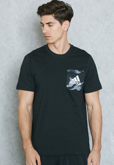 【鞋印良品】adidas 愛迪達 ESSENTIALS 補丁迷彩口袋 logo 運動T恤 白B47352 黑S98758