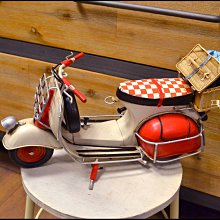 偉士牌摩托車紅格子VESPA MP6老偉 野餐籃復古手工鐵皮模型速克達老爺車重機比雅久擺飾工藝品收藏 【【歐舍家飾】】