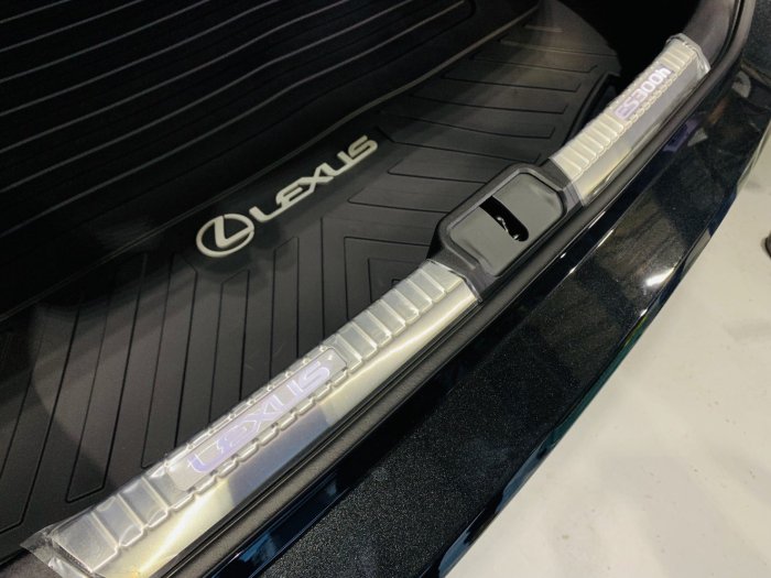 車庫小舖 LEXUS ES300h 北美原廠 後車箱 迎賓門檻含輔助照明燈