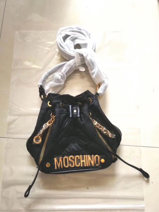 亞軒潮店 大牌潮款Moschino 春夏Logo防水輕盈水桶包((2款))特價~