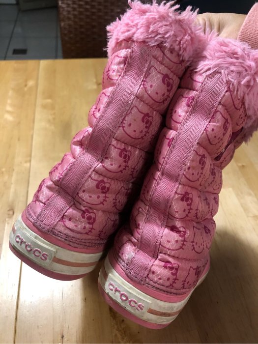 【米倉】二手童鞋/百貨專櫃「Crocs卡駱馳hello kitty 聯名款」粉色女童兒童雪地靴/靴子/短靴洞洞鞋/雨鞋