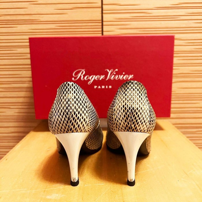 法國 Roger Vivier．RV Belle de Nuit 經典方釦圓頭高跟鞋 (正品．八成新)