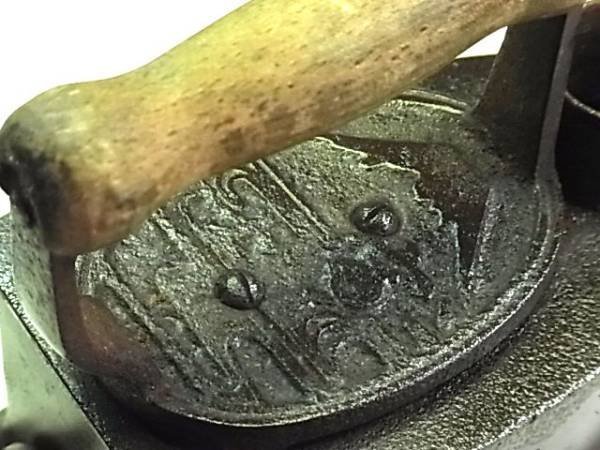 日本昭和時期 古董木炭鐵熨斗  (富士山標記)