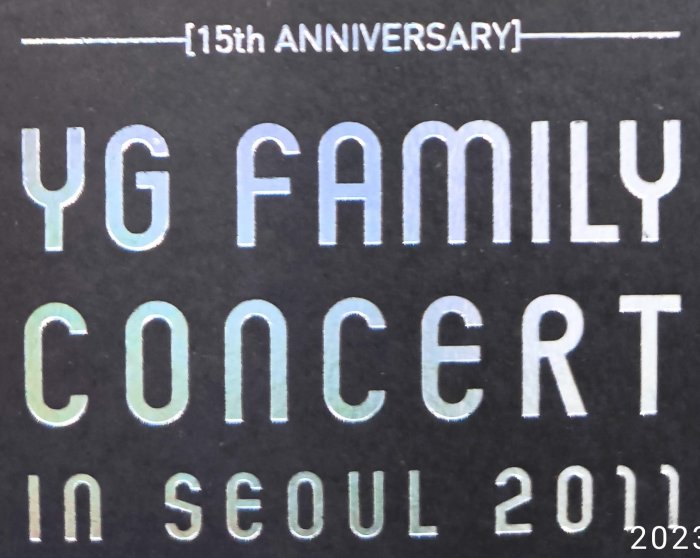韓國原版專輯[YG FAMILY CONCERT IN SEOUL 2011] 演唱會實錄，超厚大本寫真輯+3DVD