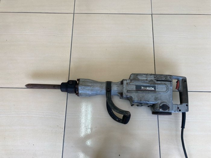 二手 MAKITA 牧田HM1302 電動鎚付尖鑿 破碎機 電動鎚 鑿破機 無法店到店 因為東西太大只能郵寄 運費200