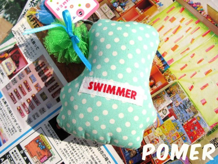 ☆POMER☆日本帶回可愛雜貨品牌SWIMMER童趣鄉村雜貨癒療系小物吊帶褲泰迪熊鮮艷塗鴉點點布料抱枕材質綠色網鑰匙圈