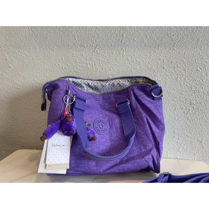 全新 Kipling 猴子包 K15371 紫色 輕便防水休閒時尚多隔層旅遊單肩斜挎包 手提包 肩背側背包 斜背包