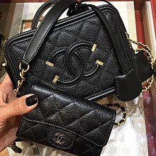 Chanel A93343 CC Filigree Vavnity Case Bag 中型荔枝紋鍊帶包 黑