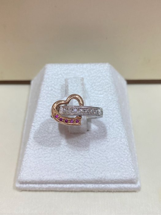 天然23分鑽石粉紅鋼玉線戒，特殊款式愛心款式可以翻面戒台，搭配厚實白K金戒台，超值優惠價16800元只有一個