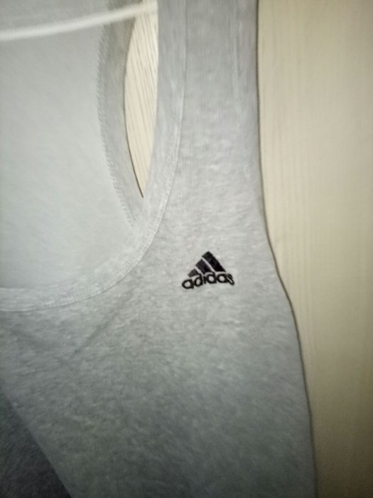 專櫃adidas. size XL灰色色背心 肩28胸48長68cm（櫃藍袋）圖4LOGO郵ㄧ掉落