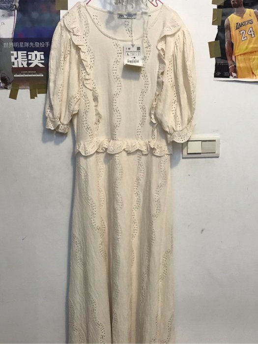 ZARA 白色淑女連身長裙，搶手貨。L