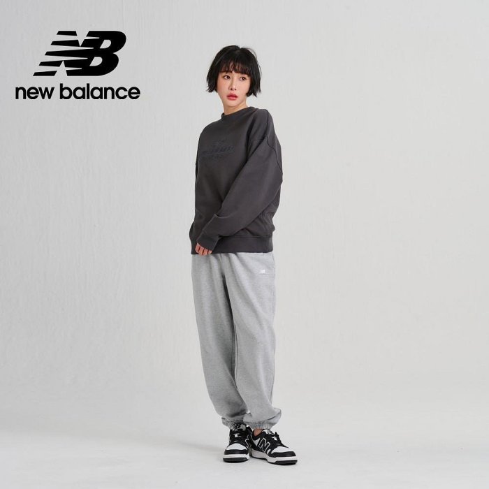 【New Balance】圓領NB刺繡棉質長袖上衣_女性_墨灰色_WT33509ACK