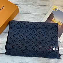 《真愛名牌精品》LV M78525 Classic系列滿版立體編織Logo羊毛圍巾(海軍藍色)*全新品*代購