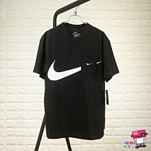 球鞋補習班 NIKE SPORTSWEAR LOGO TEE 黑色 大勾勾 口袋 重磅 短袖 T恤 DJ4134-010