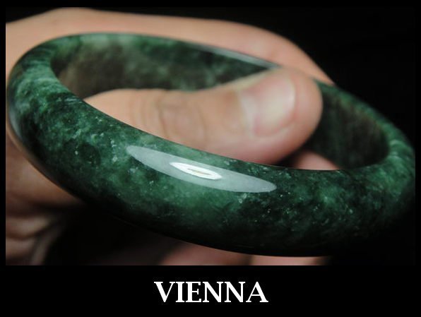 (已蒙收藏)《A貨翡翠》【VIENNA】《手圍19/14mm版寬》緬甸玉/冰種古種貴婦款特濃鐵龍生/玉鐲L+^010