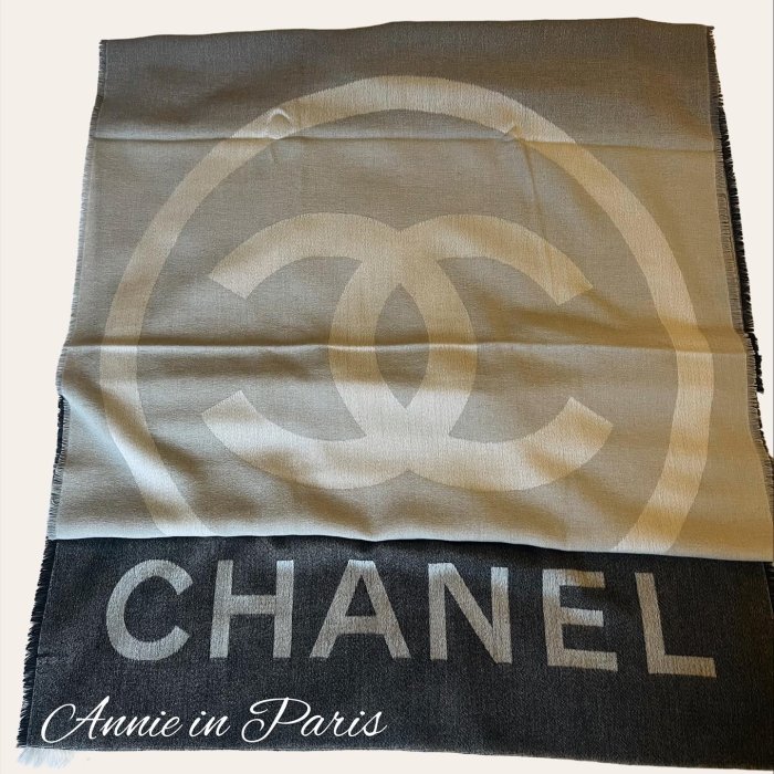 ☆ Annie 時尚國際精品 ☆ Chanel 香奈兒 灰色漸層圍巾 AA8834  **