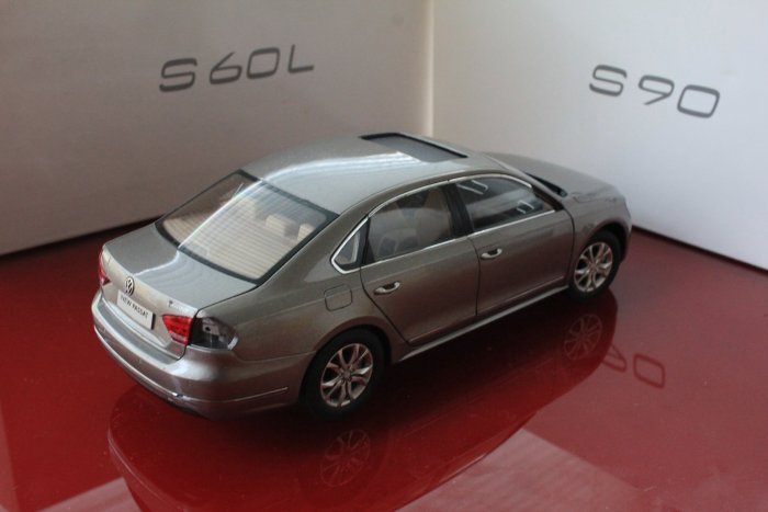 原廠 1/18 VW NEW PASSAT 棕灰色轎車