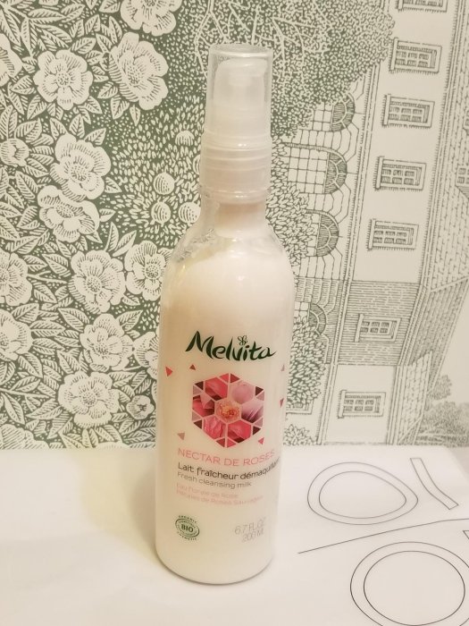 專櫃正貨♡Melvita 蜜葳特♡王者玫瑰凝水卸妝乳200ml◇原價1180元◇法國製◇輕盈乳狀◇溫和卸妝臉部眼部，不乾燥◇天然有機◇敏感肌◇含大馬士革玫瑰花水