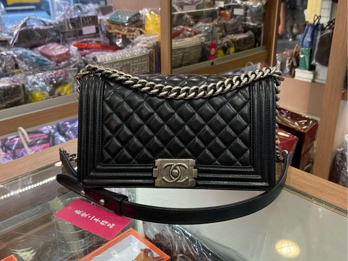 ☆最愛二手精品☆ BOY CHANEL 25CM 香奈兒黑色荔枝牛皮霧銀鍊銀釦釦式翻蓋肩背包男孩包斜背包 25 A67086 XG6142