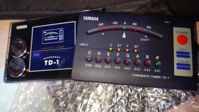 YAMAHA TD-1 調音器TUNER 輸入端3.5 電池CR-2025 X2 (自備)