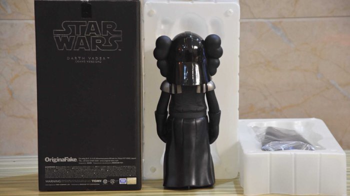 kaws snoopy Star Wars KAWS Darth Vader Original Fake 黑武士