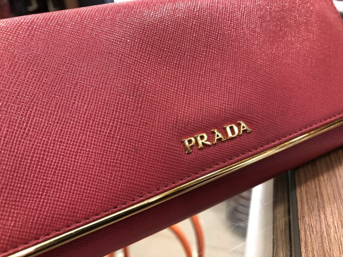 ☆最愛二手精品☆ PRADA 桃紅金字金邊雙釦兩釦牛皮長夾皮夾附卡片夾 1M1132 XC9700