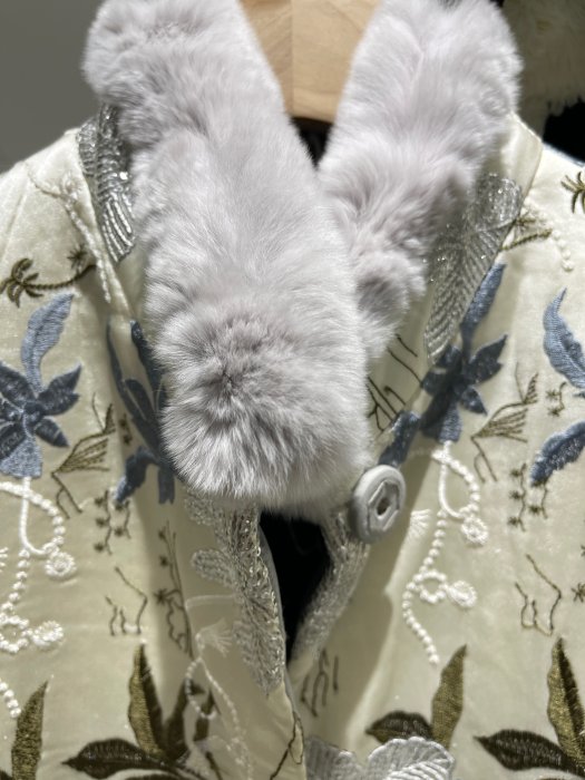 《SOLD》設計師ISABELLE WEN 溫慶珠100%絲質手工精緻刺繡亮片兔毛領微鋪棉外套棉襖（過年首選）