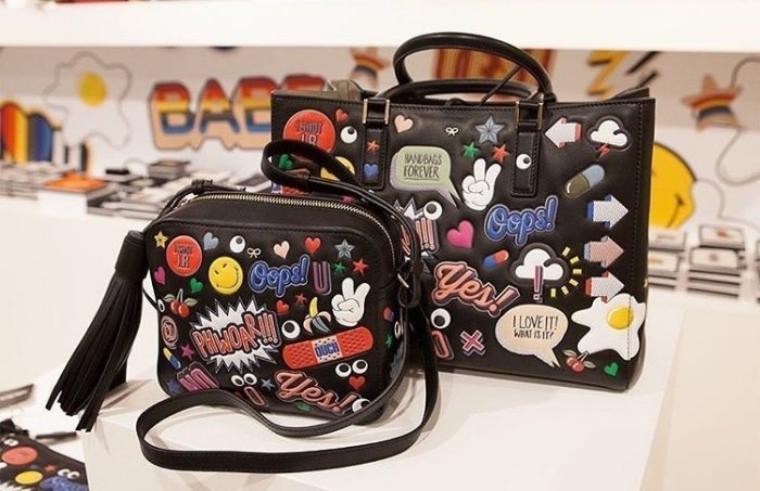 Anya Hindmarch All Over Stickers Bag 貼圖斜背包 黑