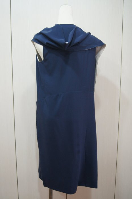 CELINE  深藍色垂領絲背心洋裝      原價    61200        特價 8000