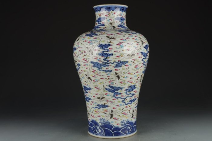 清乾隆-青花粉彩海水仙鶴祥云紋梅瓶高度39.8cm，口徑10.7cm，肚徑25cm，底徑15.7cm。-43033