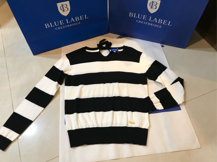 ↘️sale↘️BURBERRY藍標新品牌BLUE LABEL CRESTBRIDGE條紋針織線衫，後方有蝴蝶結非常的休閒好搭配