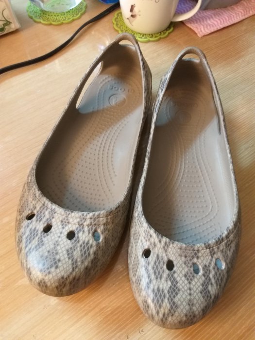 CROCS 時尚灰蟒紋女休閒鞋. 真品 低價隨便買賣。 size: W8 =39