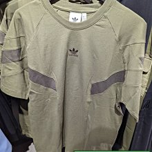 南🔥2023 3月 ADIDAS REKIVE TEE 短袖上衣 短T 棉質 拼接 男款 軍綠 IC5996