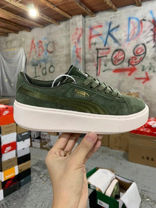 【零點旗艦店】彪馬Puma Basket Platform Scallop 墨綠色 蕾哈娜二代 休閑鞋 鞋面材質配搭透氣孔設計柔軟透氣，適合日常穿著。