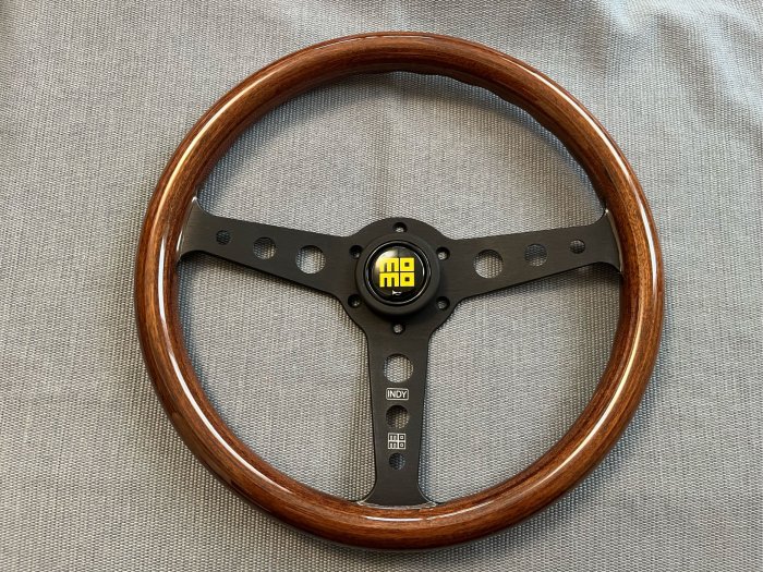 MOMO 2022 復刻版 INDY   限量黑骨桃花木方向盤  小凹3.7公分 直徑350MM  全新正品 nardi