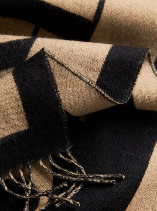 Burberry 4055093 Emblem Cashmere Scarf 開禧米爾 logo 披肩 駝/黑