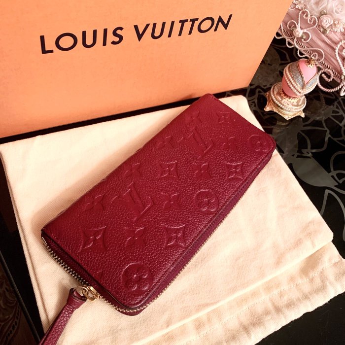 法國專櫃名牌 LV    Louis Vuitton  酒紅紫紅色 全皮革小牛皮荔枝紋 經典原花壓紋 Clemence ㄇ型 拉鍊 窄版長夾皮夾包