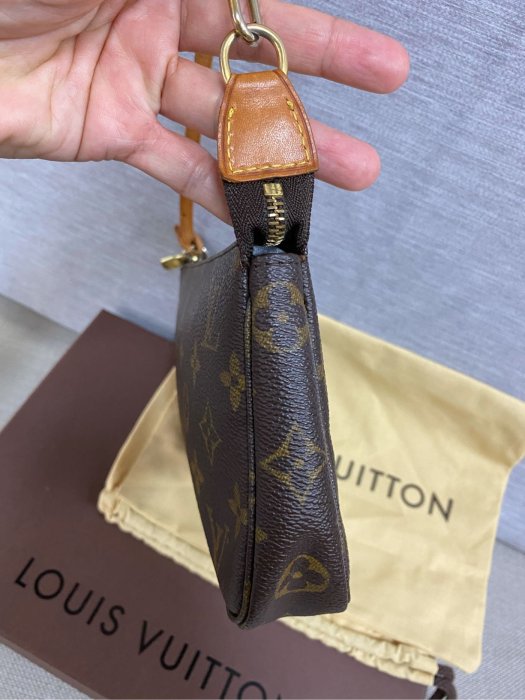 限定買家❤ LV M51980 麻將包85新 正品 真品經典原花花紋字紋 腋下包 小肩包 手拿包 扁包 宴會包 晚宴包 附原廠束口防塵袋紙盒 可加購長背帶斜背