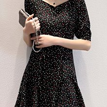 歐單 新款 高貴黑底小紅花 宮廷泡泡袖 精緻船型領短袖魚尾裙連身洋裝 (T1113)